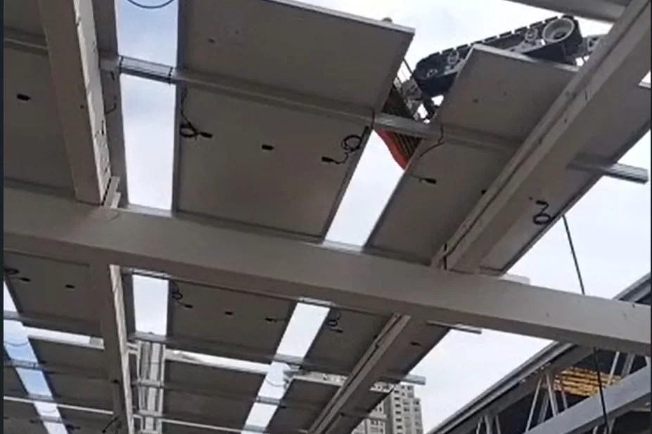 Robot de limpieza desplazándose sobre una hilera de módulos.